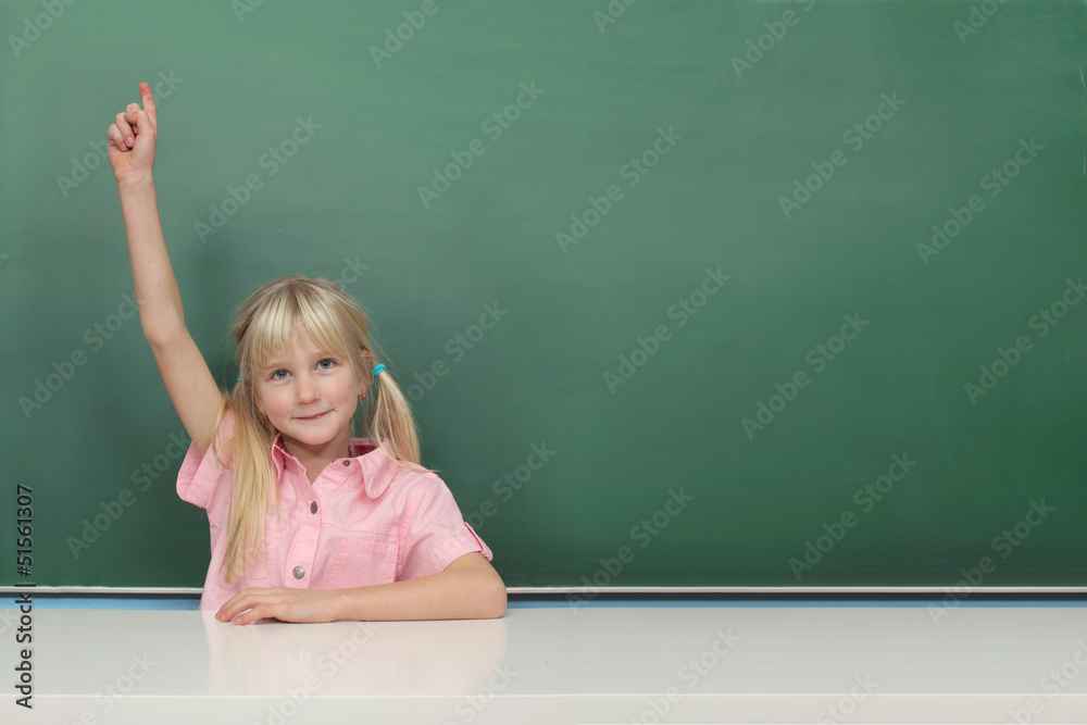 Schulkind vor der Tafel meldet sich Schulkind vor der Tafel meldet sich