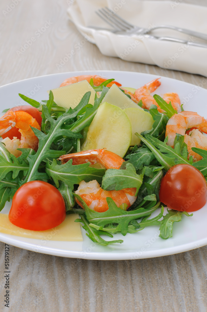 Spicy salad of arugula with cherry tomatoes and shrimp