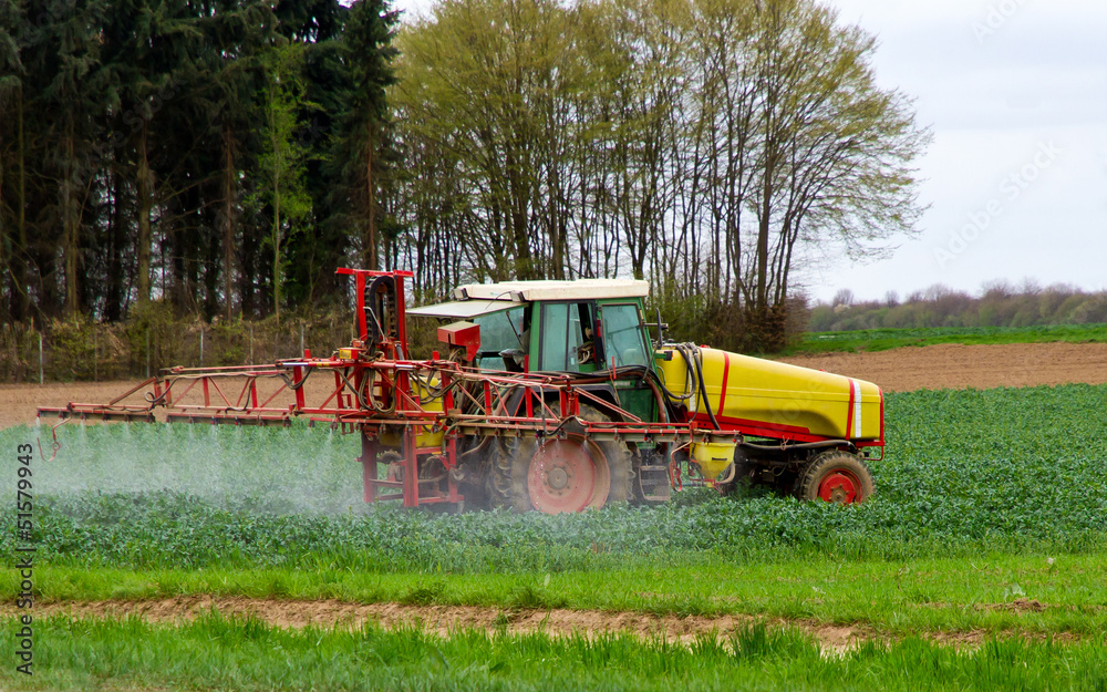 Obraz premium Landwirt beim Spritzen
