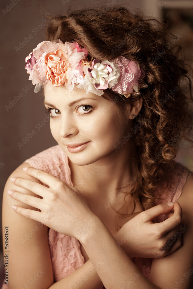 Naklejka premium Vintage woman with flowers