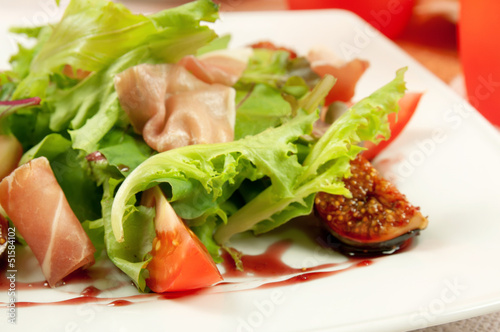 Salad with gammon and figs
