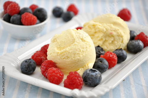 Vanilleeiscreme mit Heidelbeeren und Himbeeren