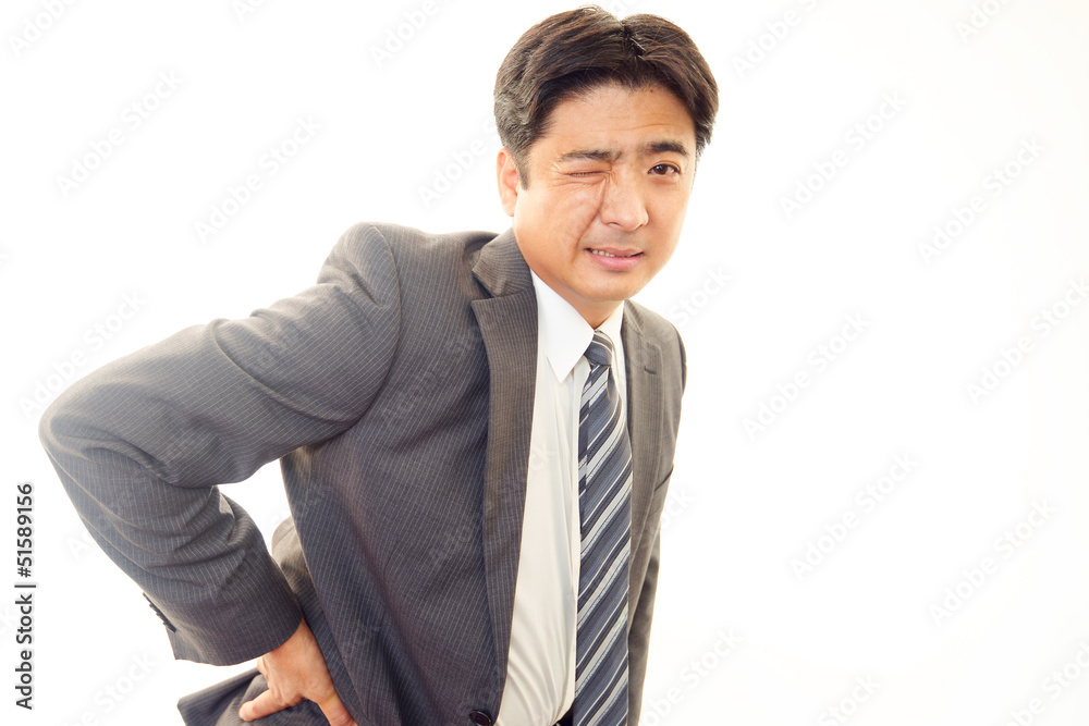 腰痛を訴えるビジネスマン