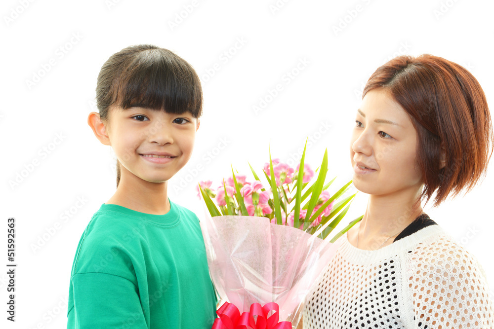花束を手渡す笑顔の女の子 花束を手渡す笑顔の女の子