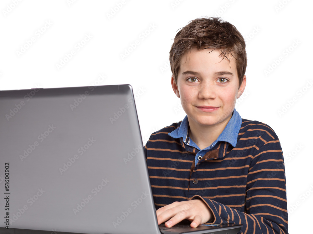 Freundlicher Junge / Jugendlicher mit Laptop / Notebook Freundlicher Junge / Jugendlicher mit Laptop / Notebook