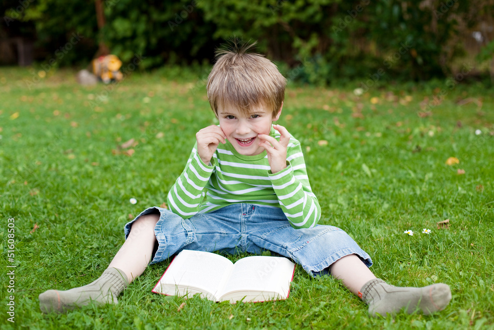 junge mit buch im garten junge mit buch im garten