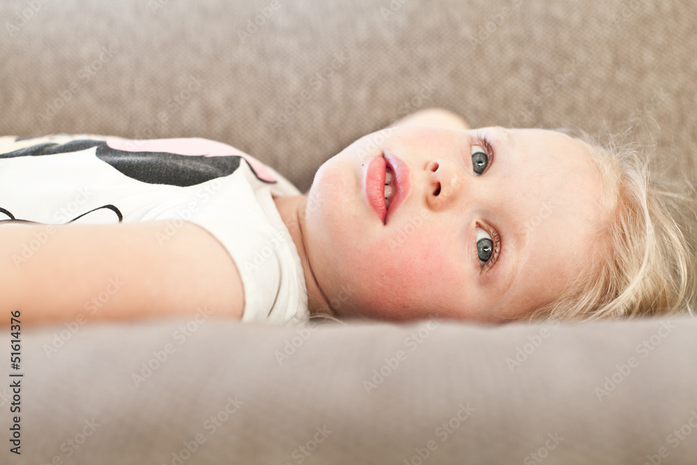 Mädchen liegt auf Couch Mädchen liegt auf Couch
