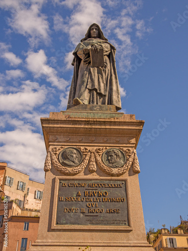 Statua di Giordano Bruno photo