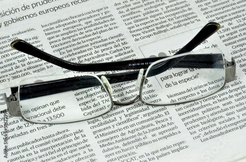 Gafas sobre un periódico