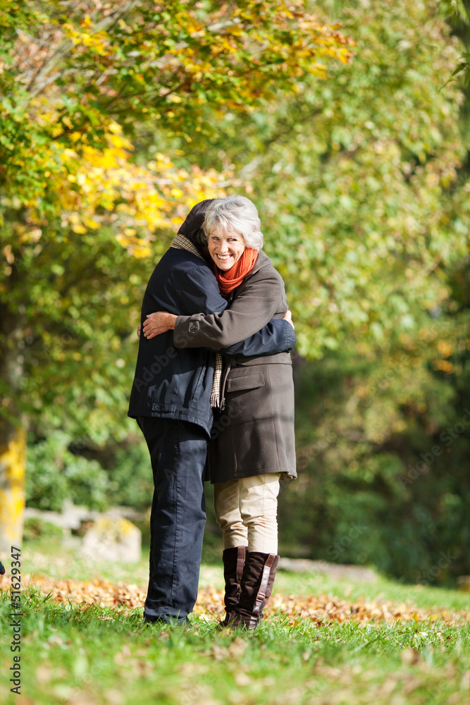 glückliches älteres paar umarmt sich
