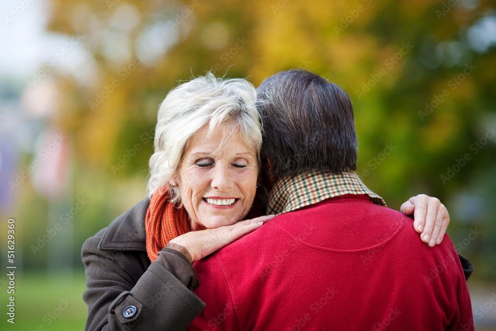 älteres paar mit geschlossenen augen