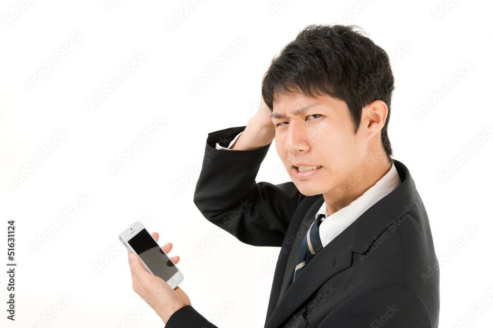 スマートフォンを持った男性　トラブル