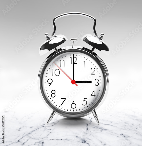 Wecker auf der Wiese