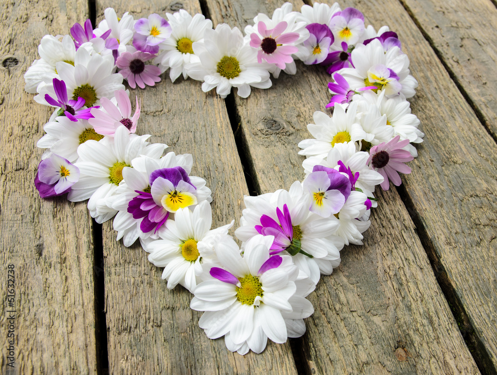 Romantik im Frühling: Herz aus frühlingsblumen Romantik im Frühling: Herz aus frühlingsblumen