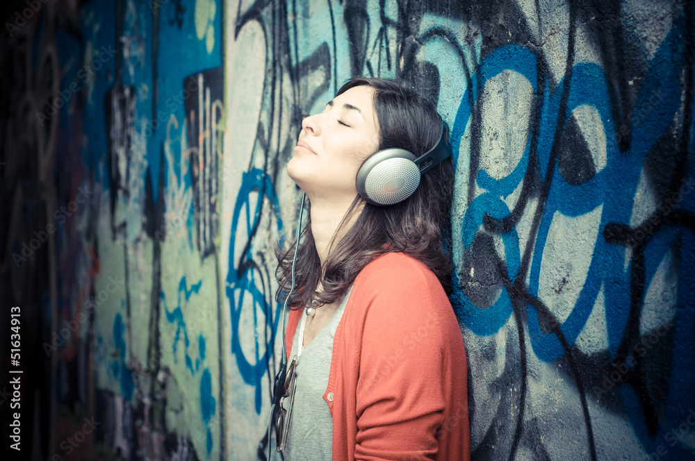 Naklejka premium Beautiful stylish woman listening to music