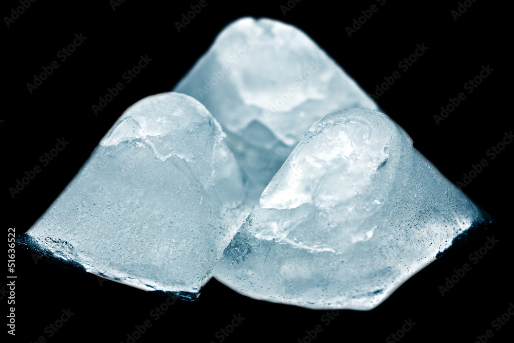 Obraz premium ice cubes on black background