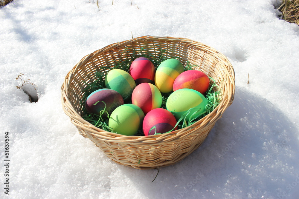 Osterkorb mit neun bunten Ostereiern