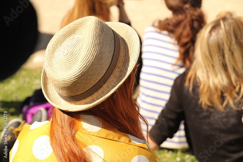 Gente joven en un concierto al aire libre