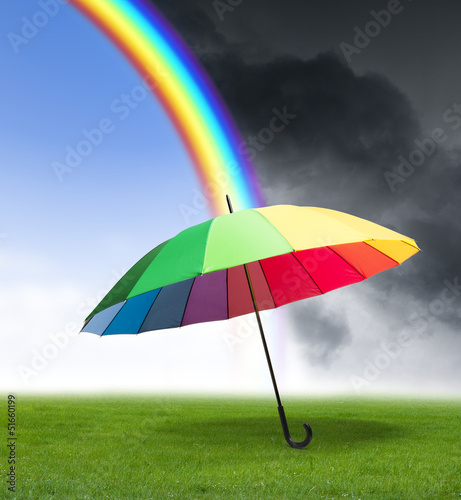 Regenschirm mit Regenbogen