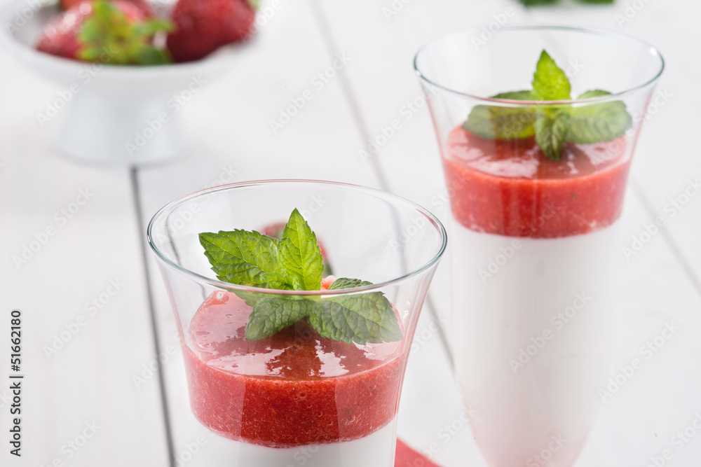 Panna cotta con mousse di fragola Panna cotta con mousse di fragola