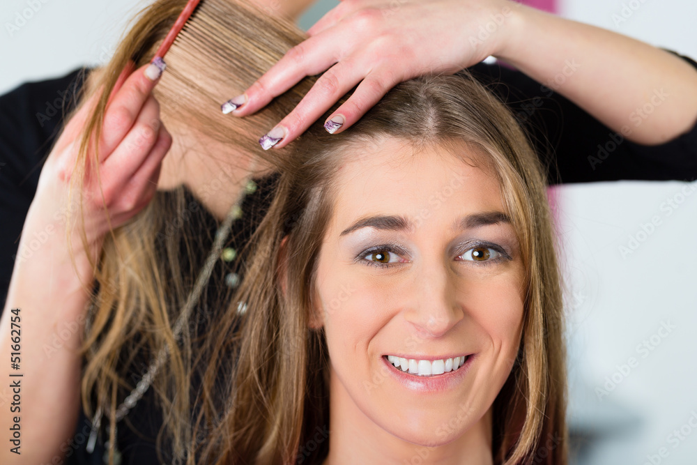 Naklejka premium Woman receiving haircut in hairdressers shop