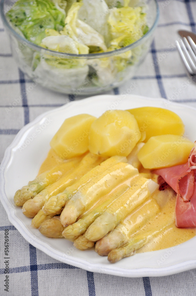 Spargel mit Sauce Hollandaise, Kartoffeln und Schinken Spargel mit Sauce Hollandaise, Kartoffeln und Schinken