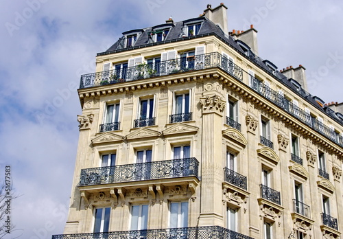 Photos Immeuble de pierre blanche en coin de rue