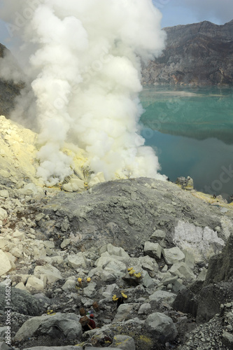Cratere del vulcano Ijen sull'isola di Java in Indonesia © fotoember