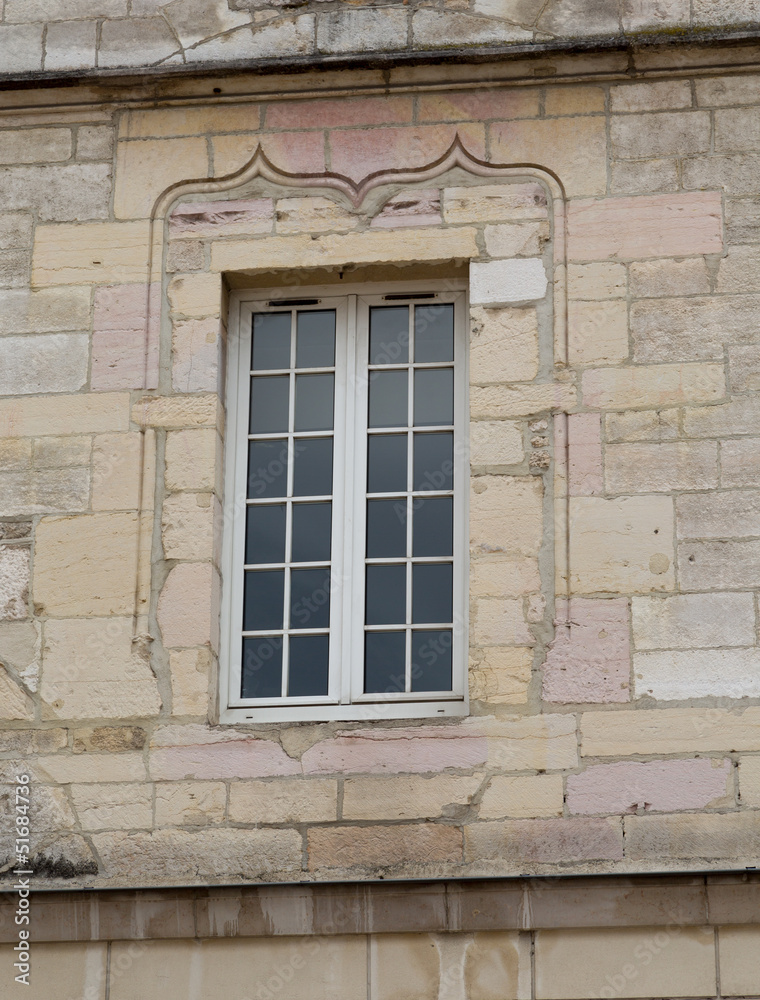 Fenêtre et mur de pierre