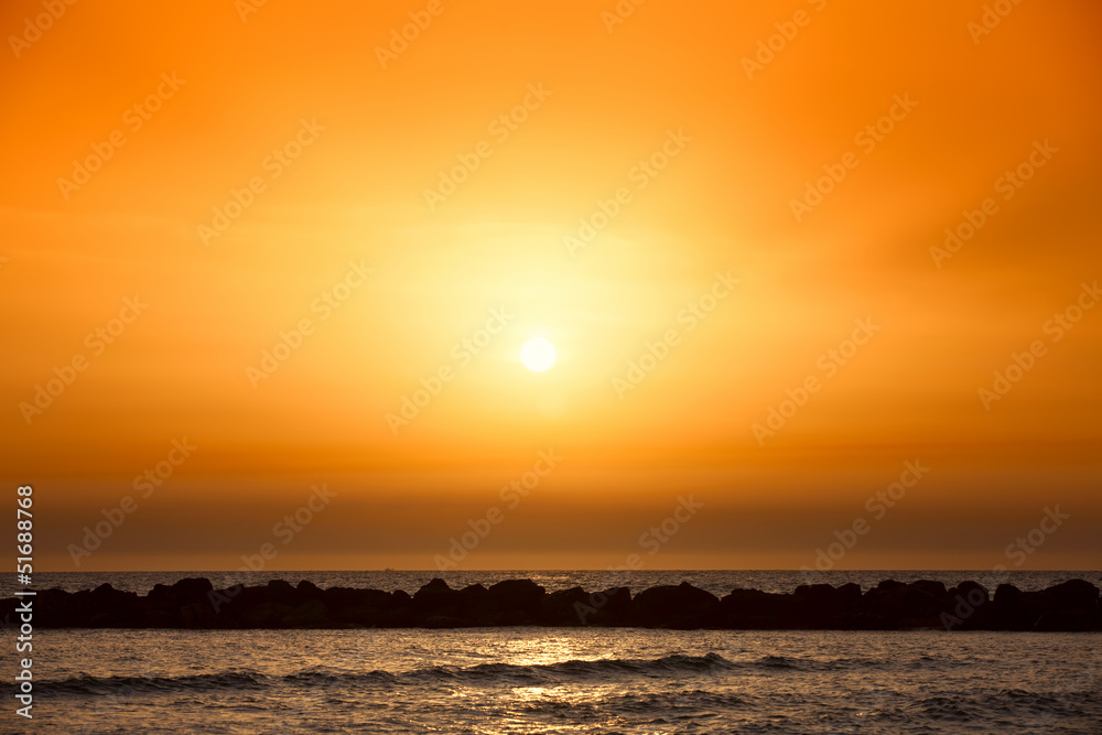 Obraz premium Amazing golden sunset on the mediterranean sea