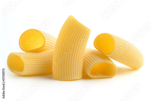 Fotografía heap of italian pasta on white background