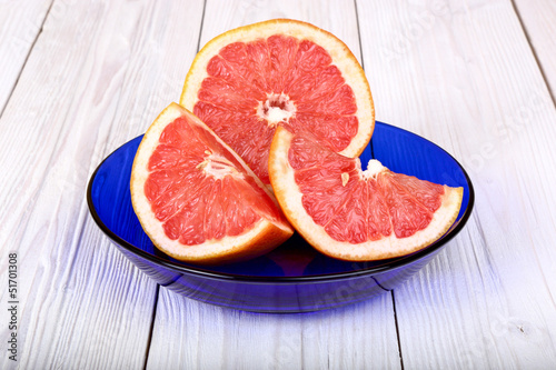 grapefruit in a blue plate