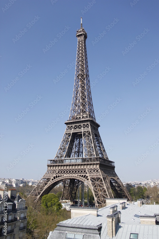 Tour Eiffel à Paris, vue depuis un toit