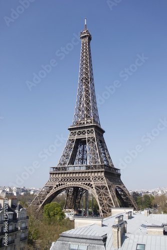 Fototapeta Naklejka Na Ścianę i Meble -  Tour Eiffel à Paris, vue depuis un toit