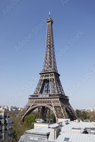 Fototapeta Naklejka Na Ścianę i Meble -  Tour Eiffel à Paris, vue depuis un toit	