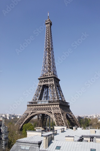 Fototapeta Naklejka Na Ścianę i Meble -  Tour Eiffel à Paris, vue depuis un toit	