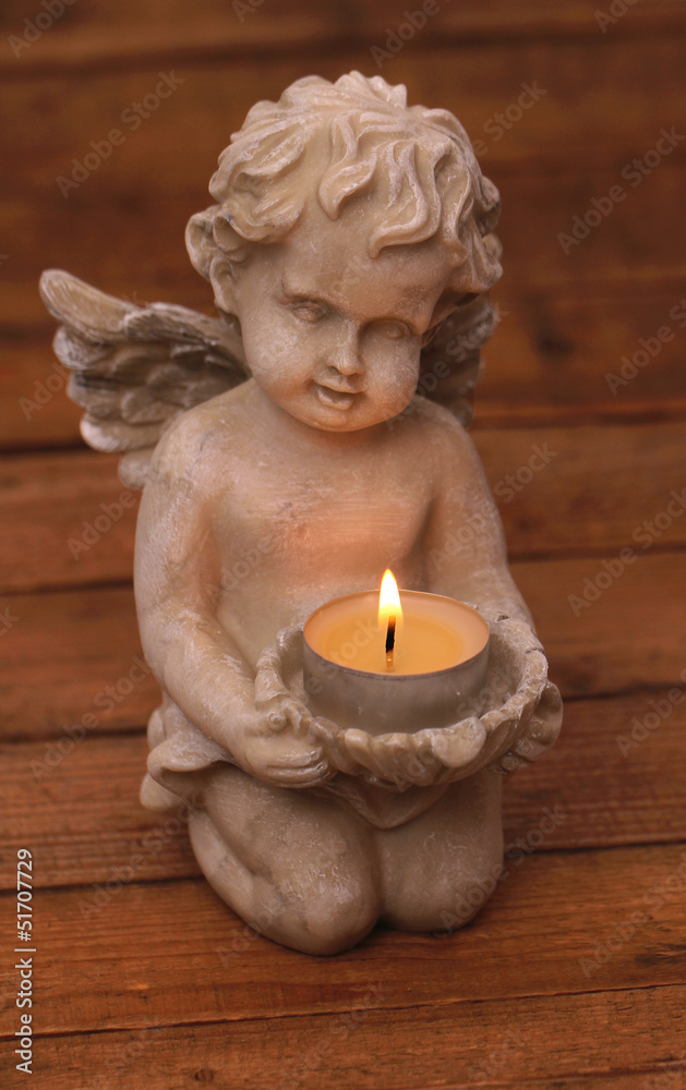 Engel mit Kerze vor Holzhintergrund Stock-Foto | Adobe Stock