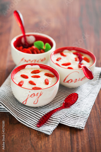 Quadro em tela Oatmeal porridge with vanilla, goji berries and flax seed