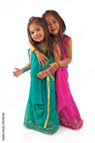 enfants en sari traditionnelle hindou photo