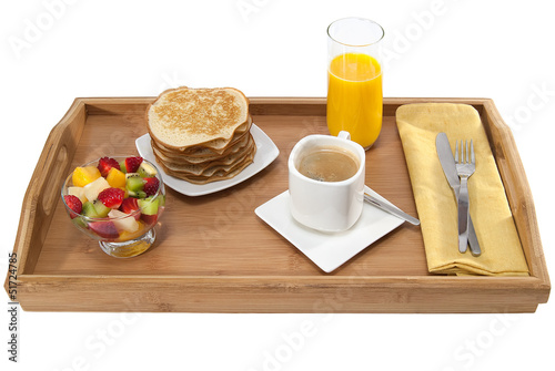 Desayuno en bandeja cafe con leche y crepes