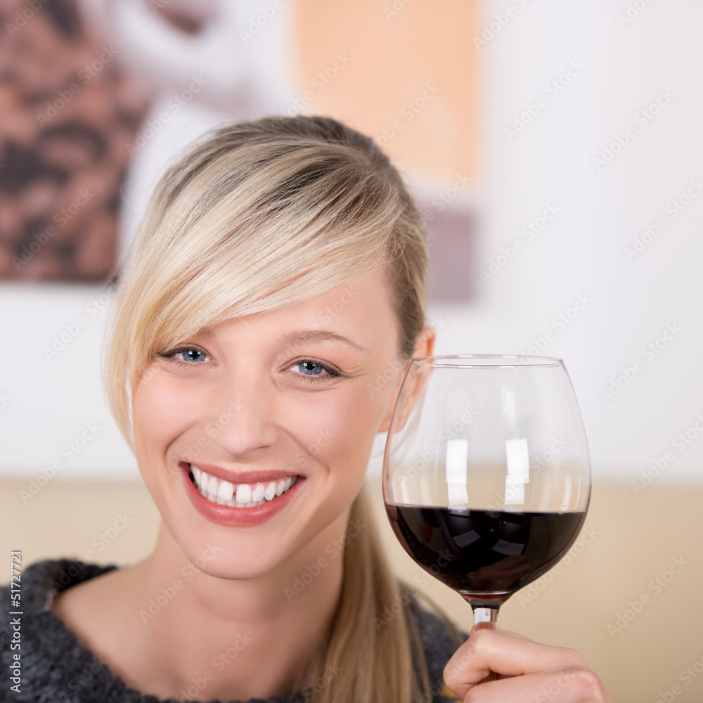 lächelnde frau stößt mit rotwein an lächelnde frau stößt mit rotwein an