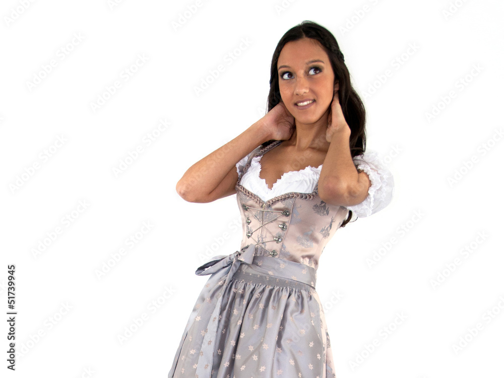 Wunderhübsche Frau im Dirndl vor weißem Hintergrund