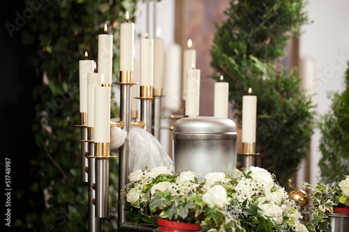 Cuadro en lienzo Grief - urn Funeral and cemetery