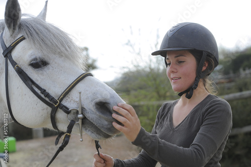 Femme jouant avec son cheval