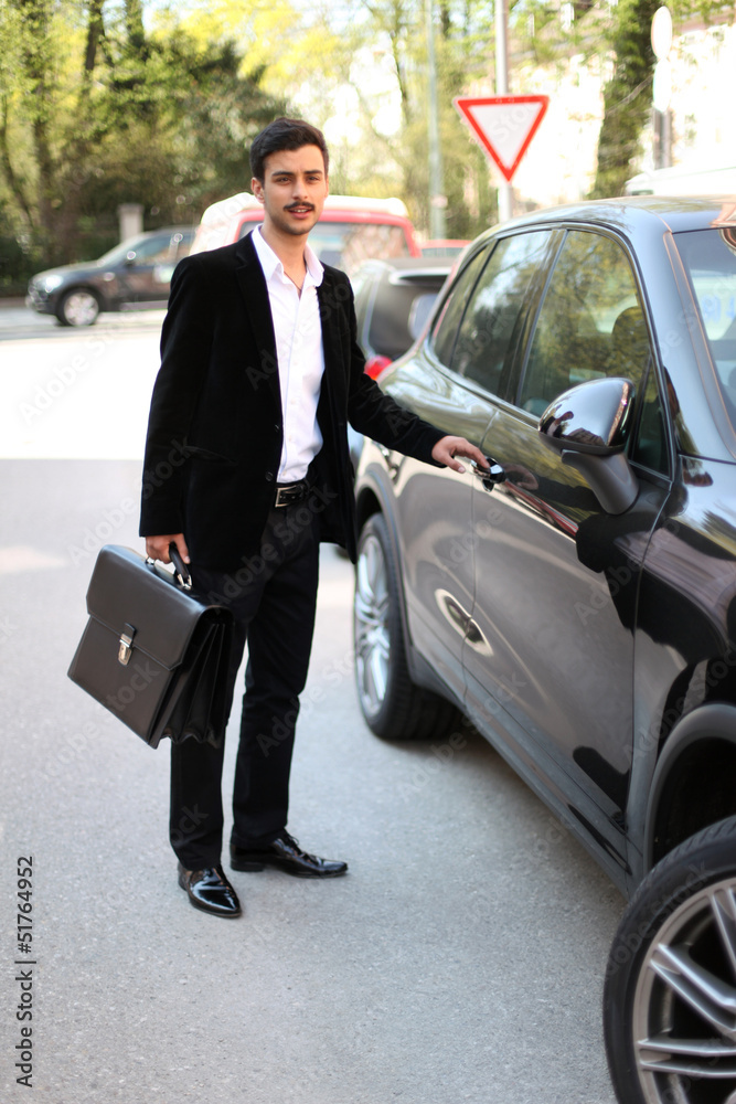 junger türkischer Geschäftsmann mit Auto