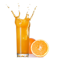 Küchenrückwand glas motiv Spritzendes Wasser Spritzer Saft im Glas mit Orange isoliert auf weiß  © artjazz