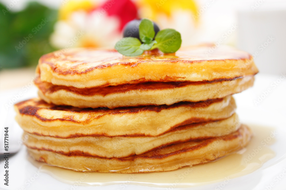 pancakes with maple syrup - Pancakes mit Ahornsirup pancakes with maple syrup - Pancakes mit Ahornsirup