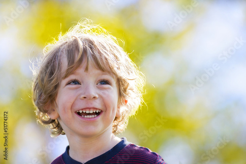 Lachendes Kind in der Sonne photo