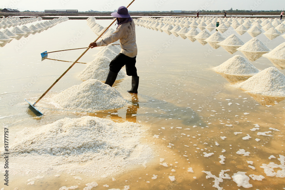 Foto People make salt.