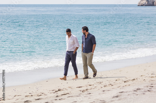 Obraz na płótnie Couple of handsome friends, walking in a seaside w salonie